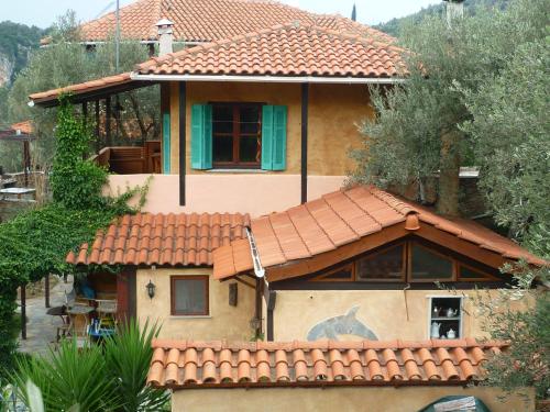 a house with a red tiled roof on top of it at Studio south Pilion in Chorto