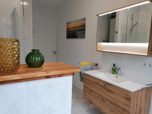 a bathroom with a sink and a mirror at M-OASE Wohlfühlen an der Oker I Küche I Netflix in Braunschweig