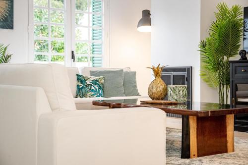 Charming and Modern 3-Bedroom Duplex in Aloha Pueblo with Mountain Views