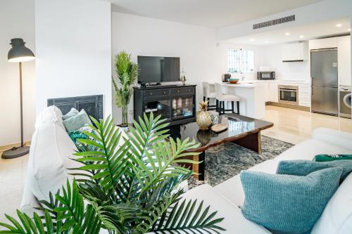 Charming and Modern 3-Bedroom Duplex in Aloha Pueblo with Mountain Views