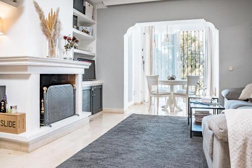 Zdjęcie z galerii obiektu Peaceful Modern 2 bedroom apartment in Aloha Pueblo With View over The Pool w Marbelli