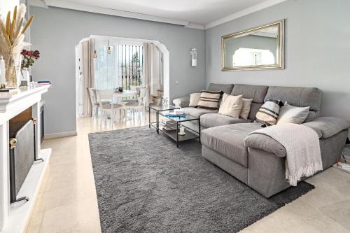 Zdjęcie z galerii obiektu Peaceful Modern 2 bedroom apartment in Aloha Pueblo With View over The Pool w Marbelli