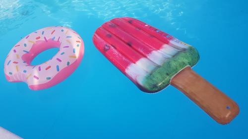 a popsicle and a donut in a swimming pool at B&B Villa Giulia in Desenzano del Garda