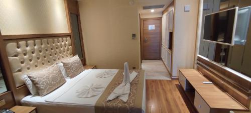 a small bedroom with a bed and a hallway at Oz Hotels Sui in Alanya