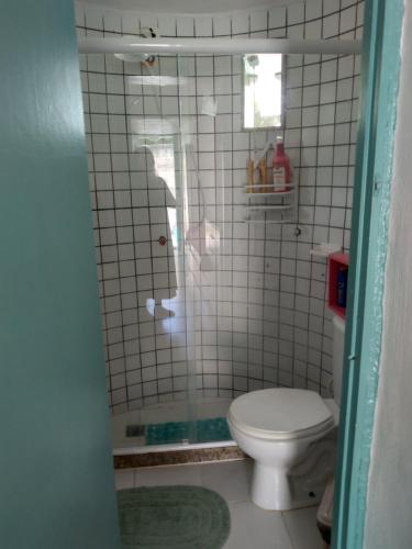 uma casa de banho com um WC e uma cabina de duche em vidro. em Cabanas de Tucuns em Búzios