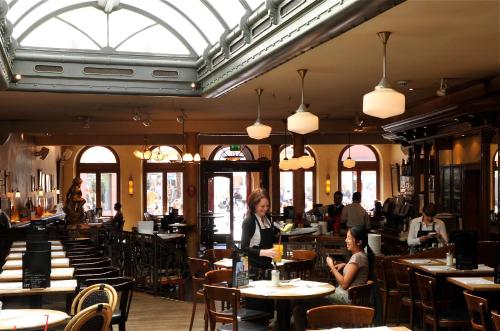 a restaurant with people sitting at tables at Maximilian Studios in Speyer