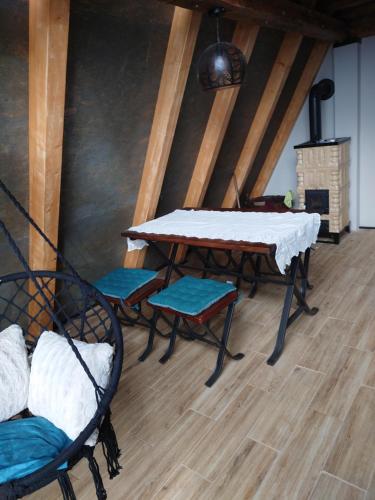 a room with a table and chairs in a attic at Razele Trascaului in Rîmeţi