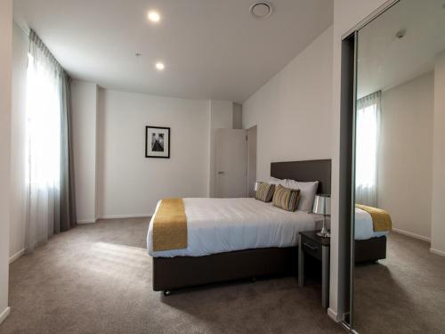 A bed or beds in a room at Quest on Thorndon