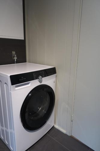 a washing machine in a room with a sink at Viste Funäsdalen in Funäsdalen
