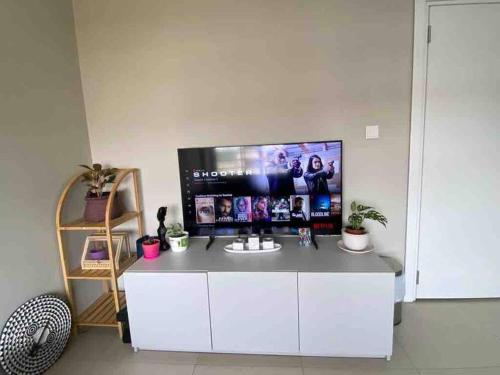 TV a/nebo společenská místnost v ubytování Newly Renovated 1Bd Apt in Heart of Osu