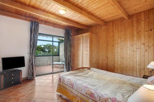 um quarto com uma cama e uma porta de vidro deslizante em Casa Inti em Granadilla de Abona