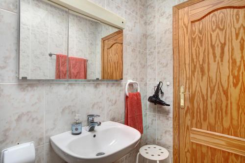 een badkamer met een wastafel en een spiegel bij Casa Inti in Granadilla de Abona