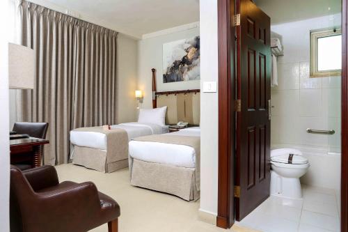 Una cama o camas en una habitación de Retaj Hotel