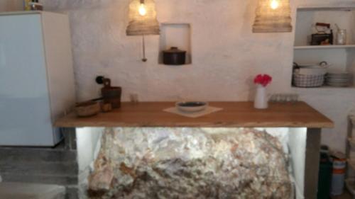 cocina con encimera de madera en una habitación en White Sea Houses Village, en Kimolos