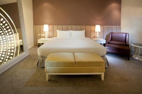 Habitación de hotel con cama y silla en Silka Cheras Kuala Lumpur, en Kuala Lumpur