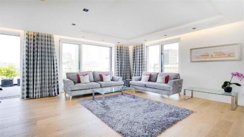 Deluxe Peter St London Apartment with Terrace