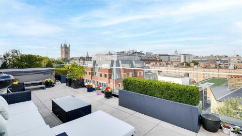 Deluxe Peter St London Apartment with Terrace