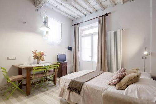 モンテロッソ・アル・マーレにあるAlbarolaのベッドルーム1室(ベッド1台、テーブル、デスク付)