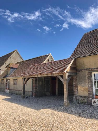 una casa con techo de madera en un lote en Sainte Suzanne gite de LA CHARRETERIE, en Les Baux-de-Breteuil