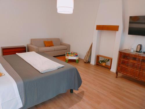salon z łóżkiem i kanapą w obiekcie Ca' Palazzo w Mestre