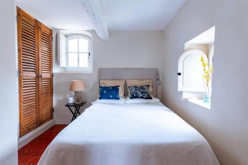 ゴルドにあるBelle De Jour -A Provencal gem Private heated poolのベッドルーム(青い枕の大きな白いベッド付)