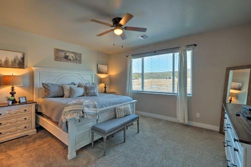 Llit o llits en una habitació de Mod Flagstaff House on the Outskirts of Town!