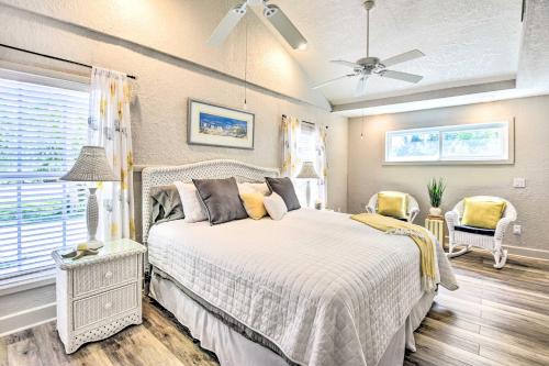 - une chambre avec un lit et un ventilateur de plafond dans l'établissement Port Charlotte Cottage about 3 Mi to Beach Park!, à Port Charlotte
