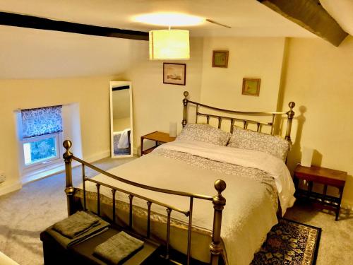 - une chambre avec un lit et une fenêtre dans l'établissement Cottage on the Solway Coast, à Port Carlisle