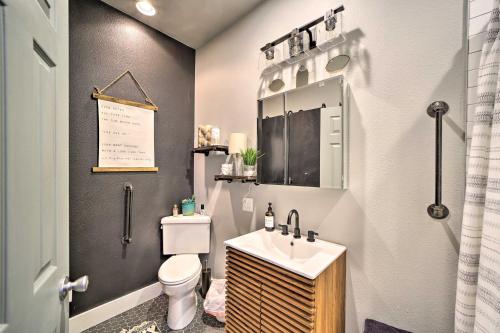 Ένα μπάνιο στο Cozy Carlton Landing Home - Near Lake Eufaula