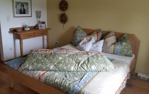 uma cama com almofadas num quarto em Sunrise Retreat em Bad Blumau