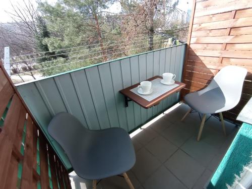 - un balcon avec deux chaises et une table dans l'établissement MK Apartament I, à Rzeszów