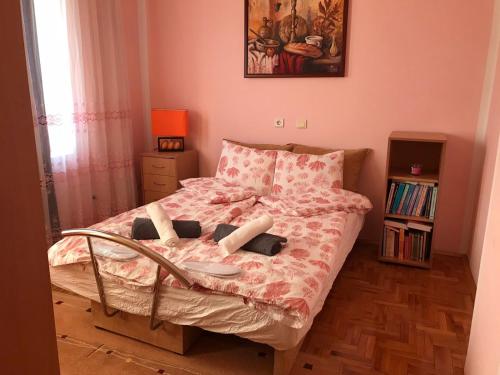 ein Schlafzimmer mit einem Bett mit einer rosa Decke in der Unterkunft LUL Brus in Mala Grabovnica