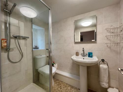 A bathroom at Sampford Harbour Side Guest House