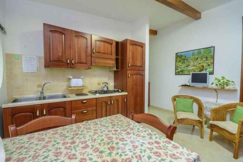 een keuken met een bed en een wastafel in een kamer bij Apartment Sorrento 2 in Sorrento