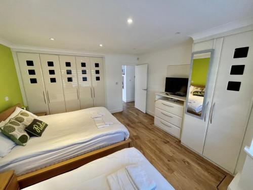 une petite chambre avec un lit et une télévision dans l'établissement Four Corners Holiday Home Hot Tub & Sauna, à Ferndown