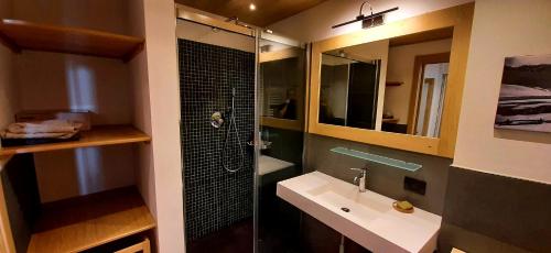 een badkamer met een wastafel en een douche bij Grand Bijoux in Breuil-Cervinia