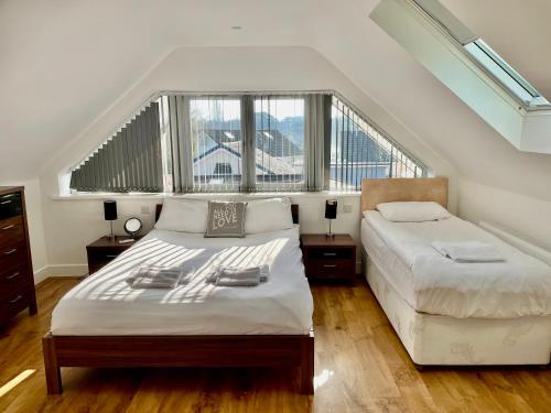 Un pat sau paturi într-o cameră la Luxury Pamper Home Hot Tub & Sauna Ladies Retreat