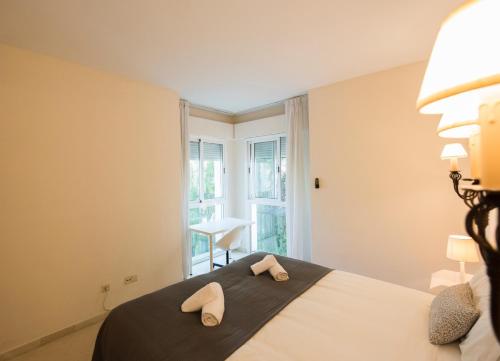 Postel nebo postele na pokoji v ubytování Spacious flat with pool in Marbella