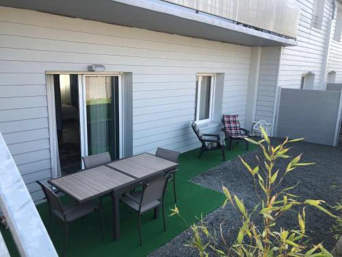 a patio with a table and chairs on a house at Le defi in Fouras