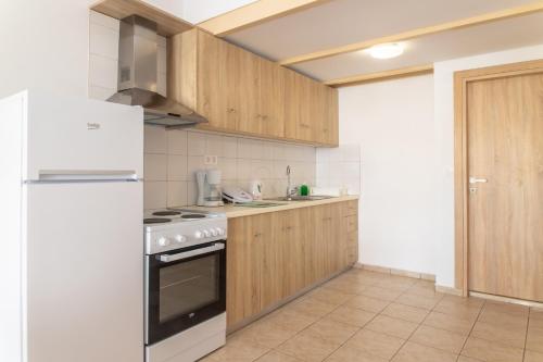 Kuchyň nebo kuchyňský kout v ubytování Argiri Apartments & Suites