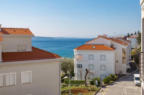 - Vistas al océano desde un edificio de apartamentos en Luxury Studio Apartment Honeymoon, en Selce