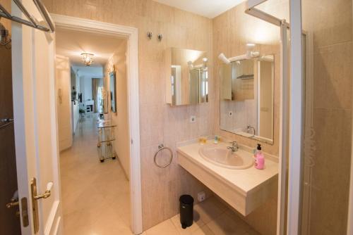 Koupelna v ubytování Spacious flat with pool in Marbella