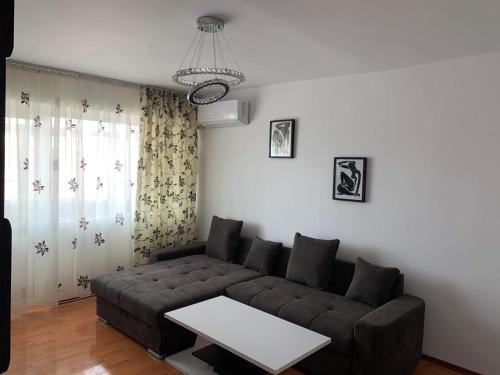 un soggiorno con divano e tavolo di Apartament Oskar a Jurilovca