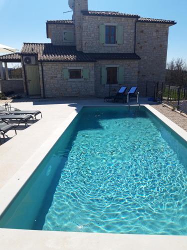 ein Pool vor einem Haus in der Unterkunft Villa Luksa in Grožnjan