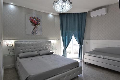 A bed or beds in a room at SILVER SUITE