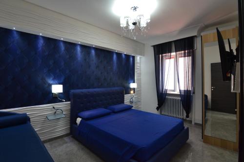 Posteľ alebo postele v izbe v ubytovaní BLUE SUITE