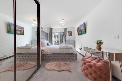 um quarto com uma cama e um espelho em Suites by Rehoboth - Darent Court - Dartford Station em Kent