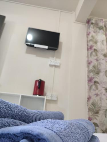 a room with a bed with a tv on the wall at Sinurambi 2 in Kundasang