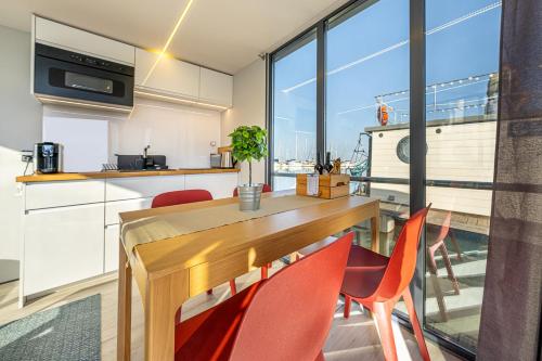 Cucina o angolo cottura di The Homeboat Company Parque das Nações-Lisboa