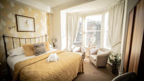 a bedroom with a bed with a stuffed animal on it at Hillsdale B&B in Ambleside in Ambleside